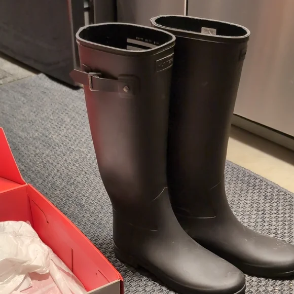 Hunter Slim Black Waterproof Rain Boots - Picture 3 of 7